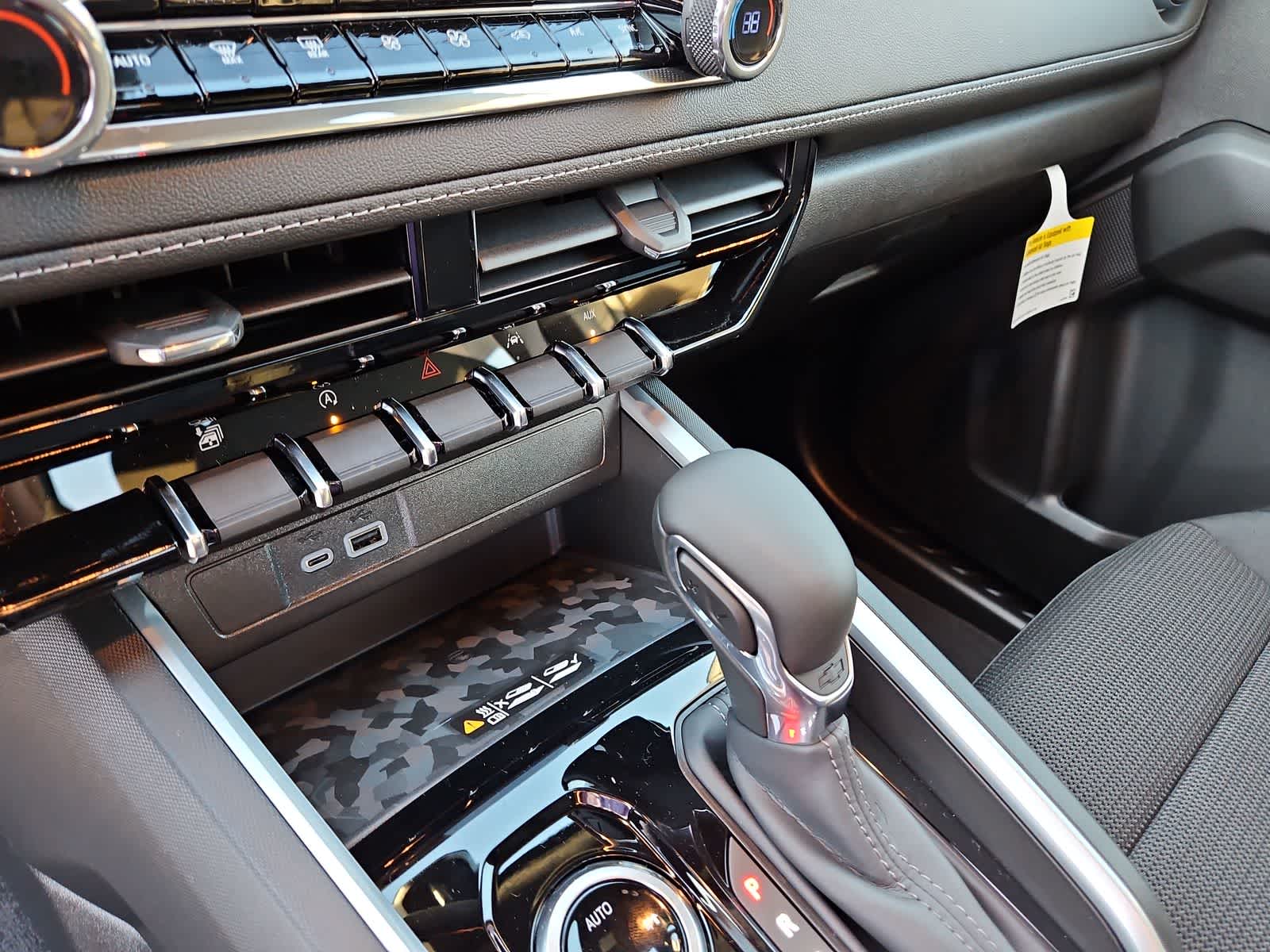 Thumbnail: 2024 Chevrolet Colorado - 29