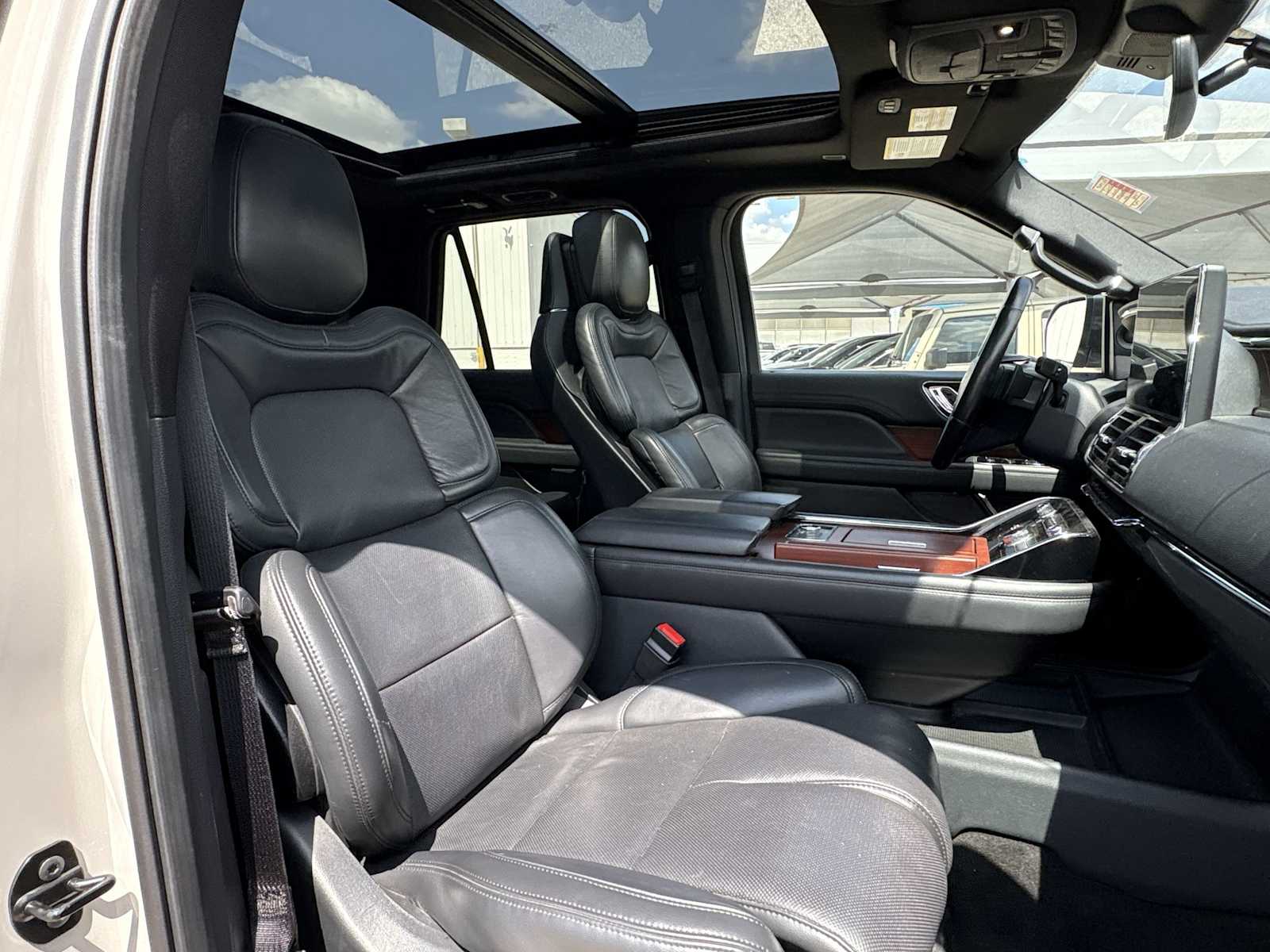Thumbnail: 2023 Lincoln Navigator - 18