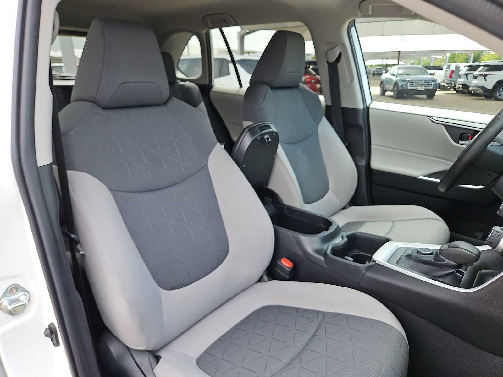 Thumbnail: 2022 Toyota RAV4 - 21