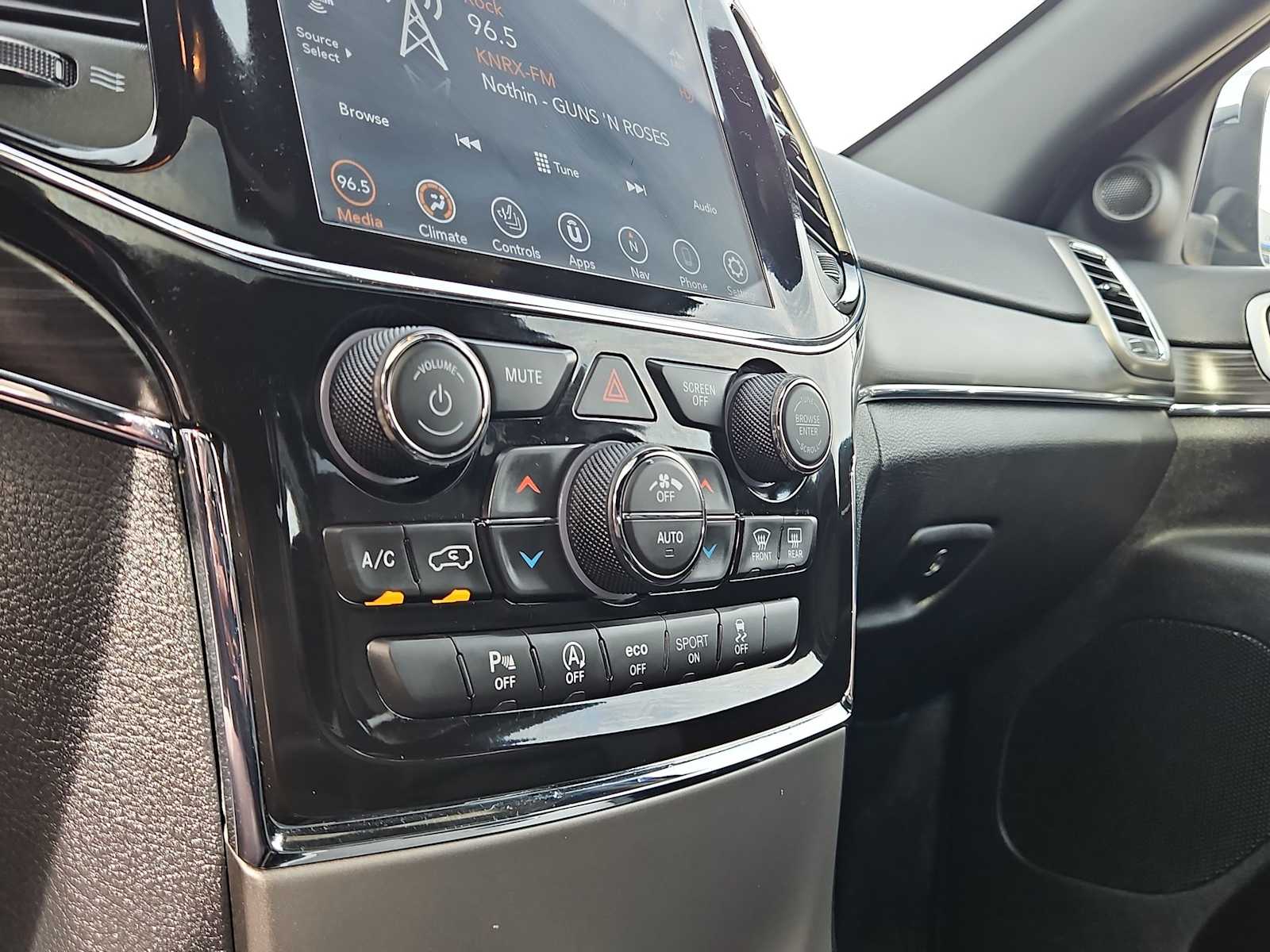 Thumbnail: 2022 Jeep Grand Cherokee - 24