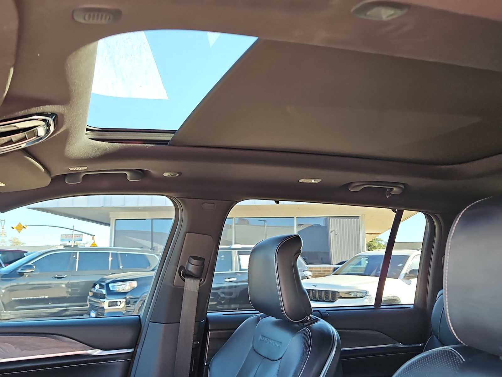 Thumbnail: 2022 Jeep Grand Cherokee - 18