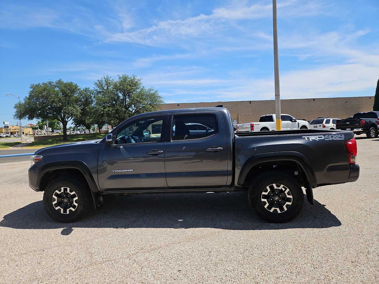 Thumbnail: 2017 Toyota Tacoma - 4