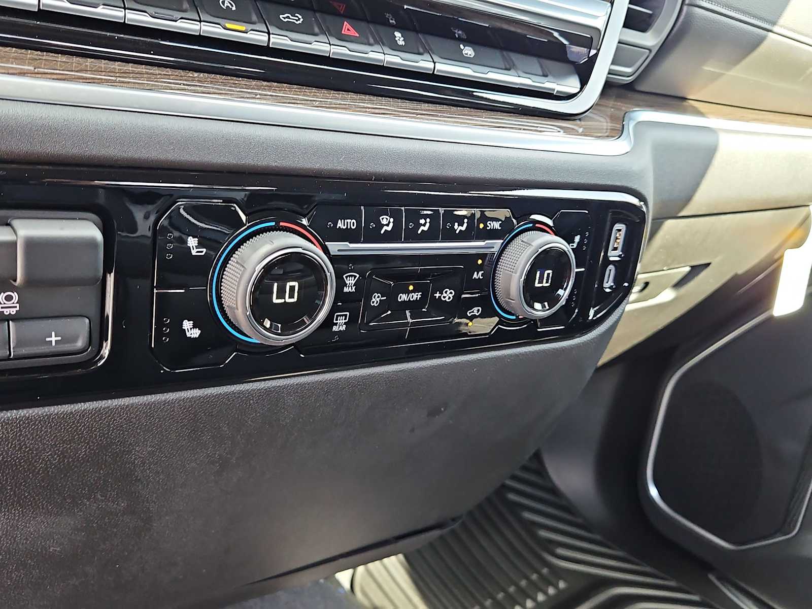 Thumbnail: 2026 Chevrolet Silverado 1500 - 28