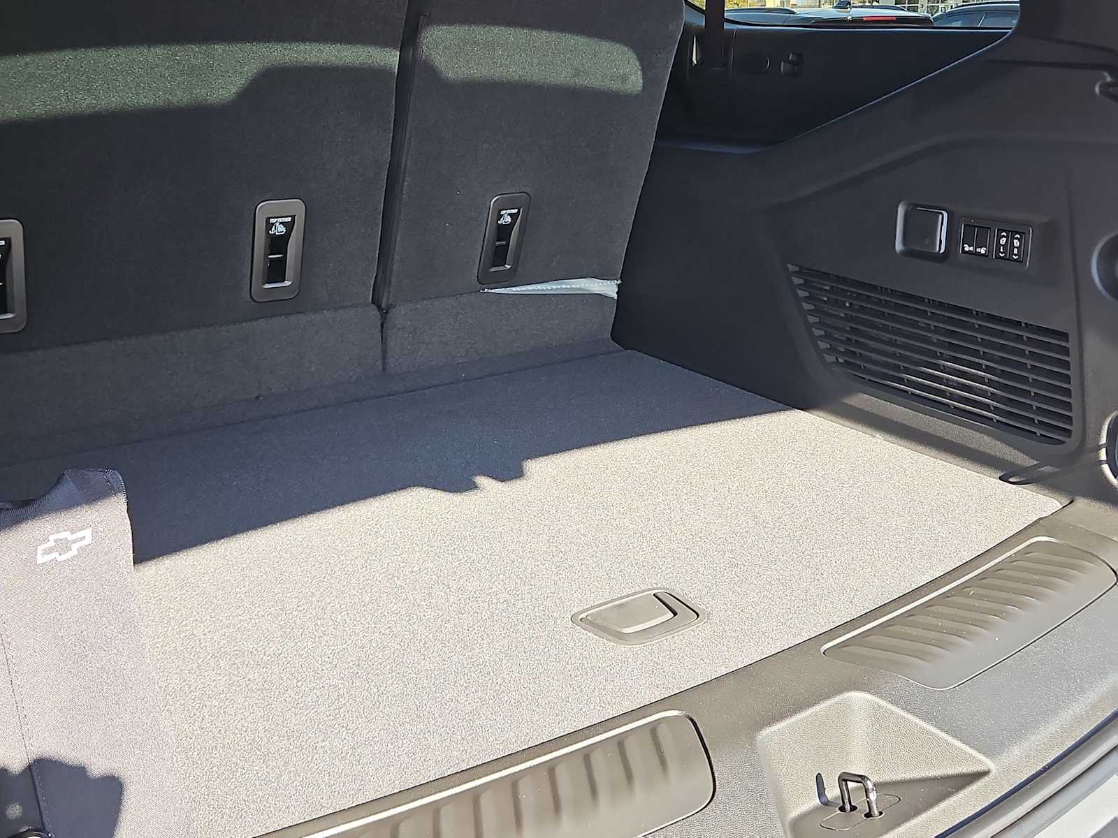 Thumbnail: 2026 Chevrolet Suburban - 23