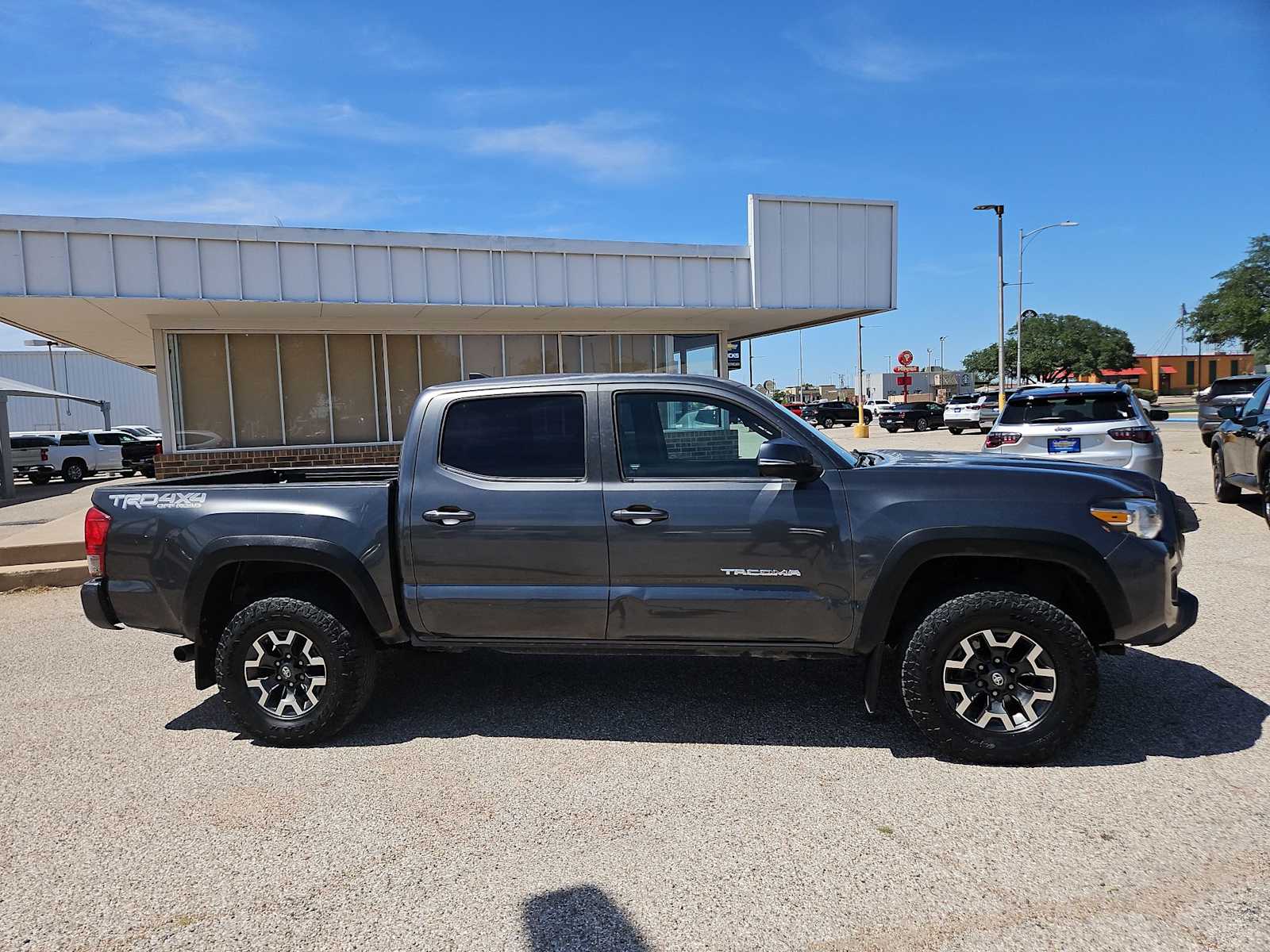 Thumbnail: 2017 Toyota Tacoma - 8