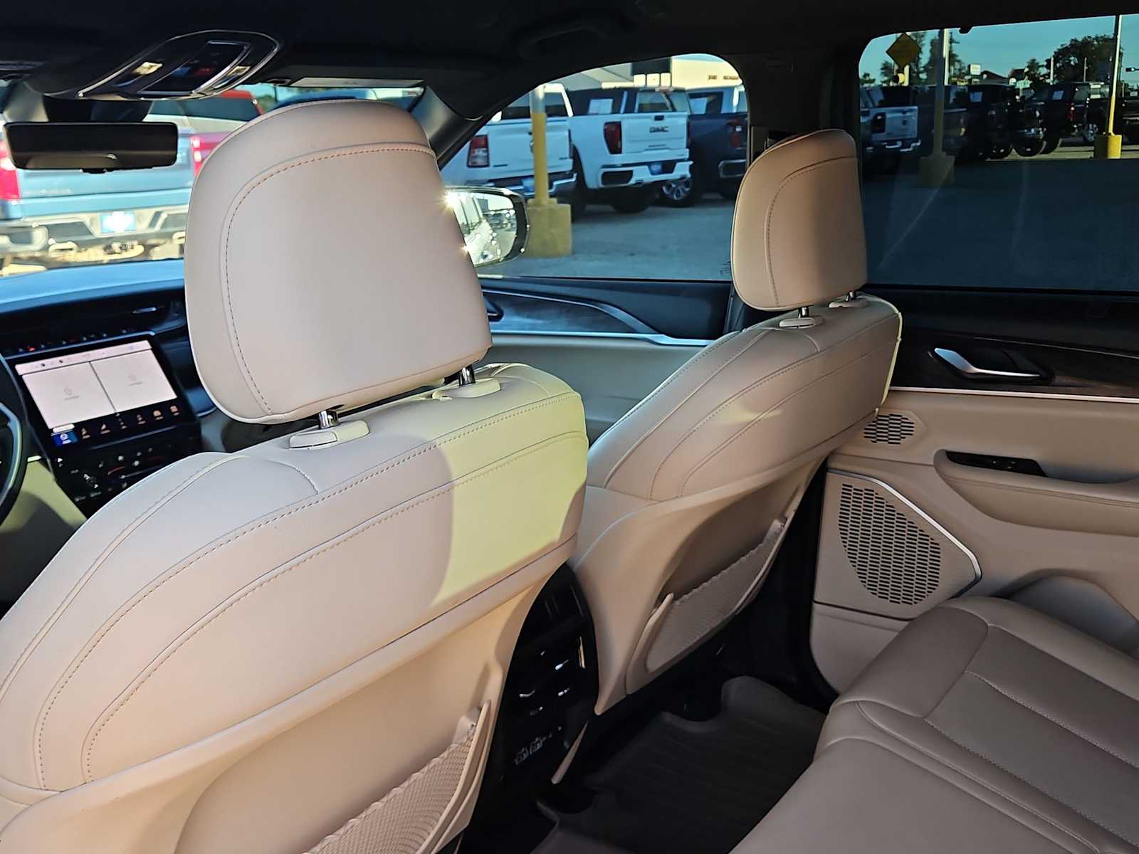 Thumbnail: 2023 Jeep Grand Cherokee - 14