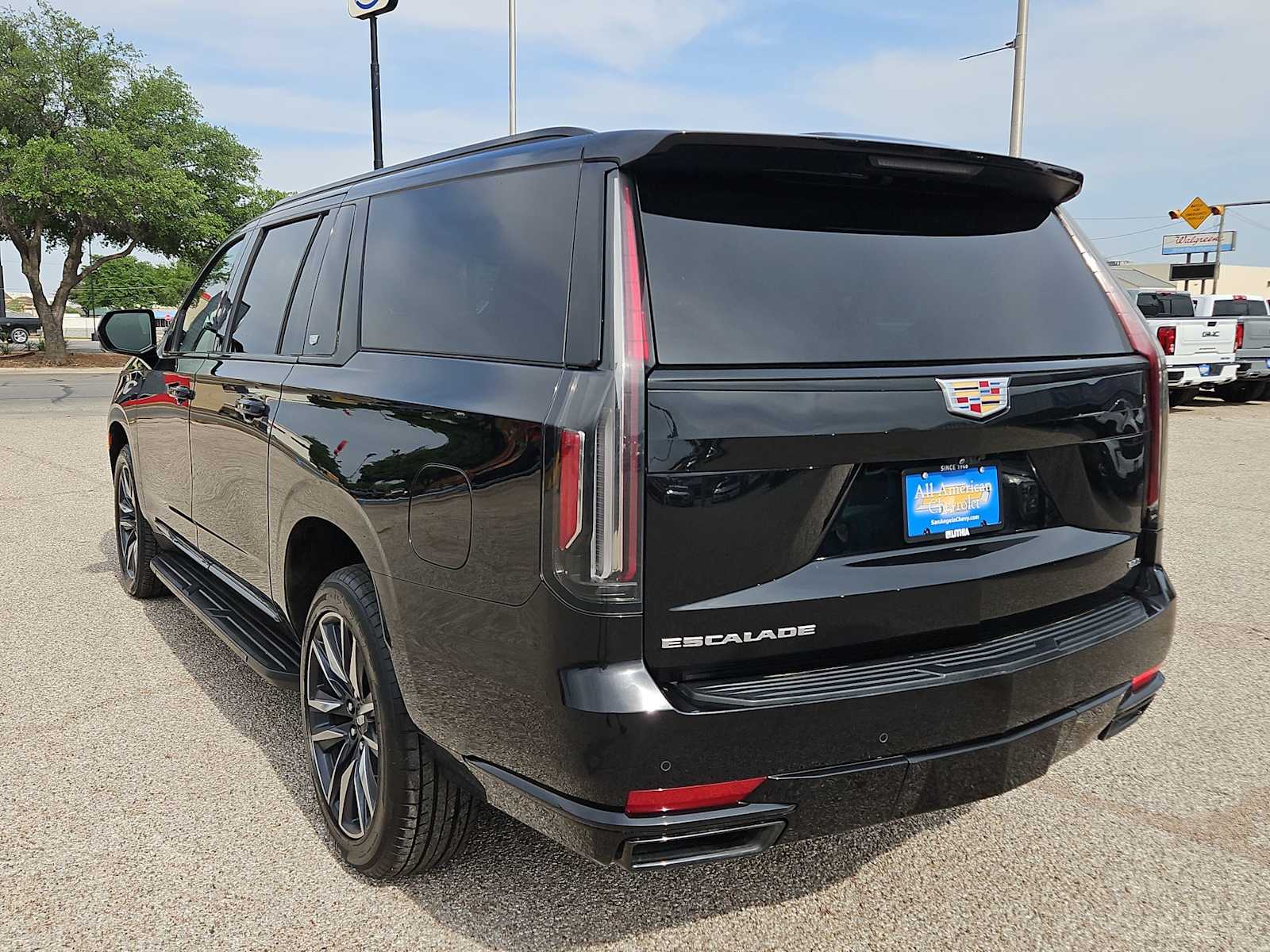 Thumbnail: 2023 Cadillac Escalade - 4
