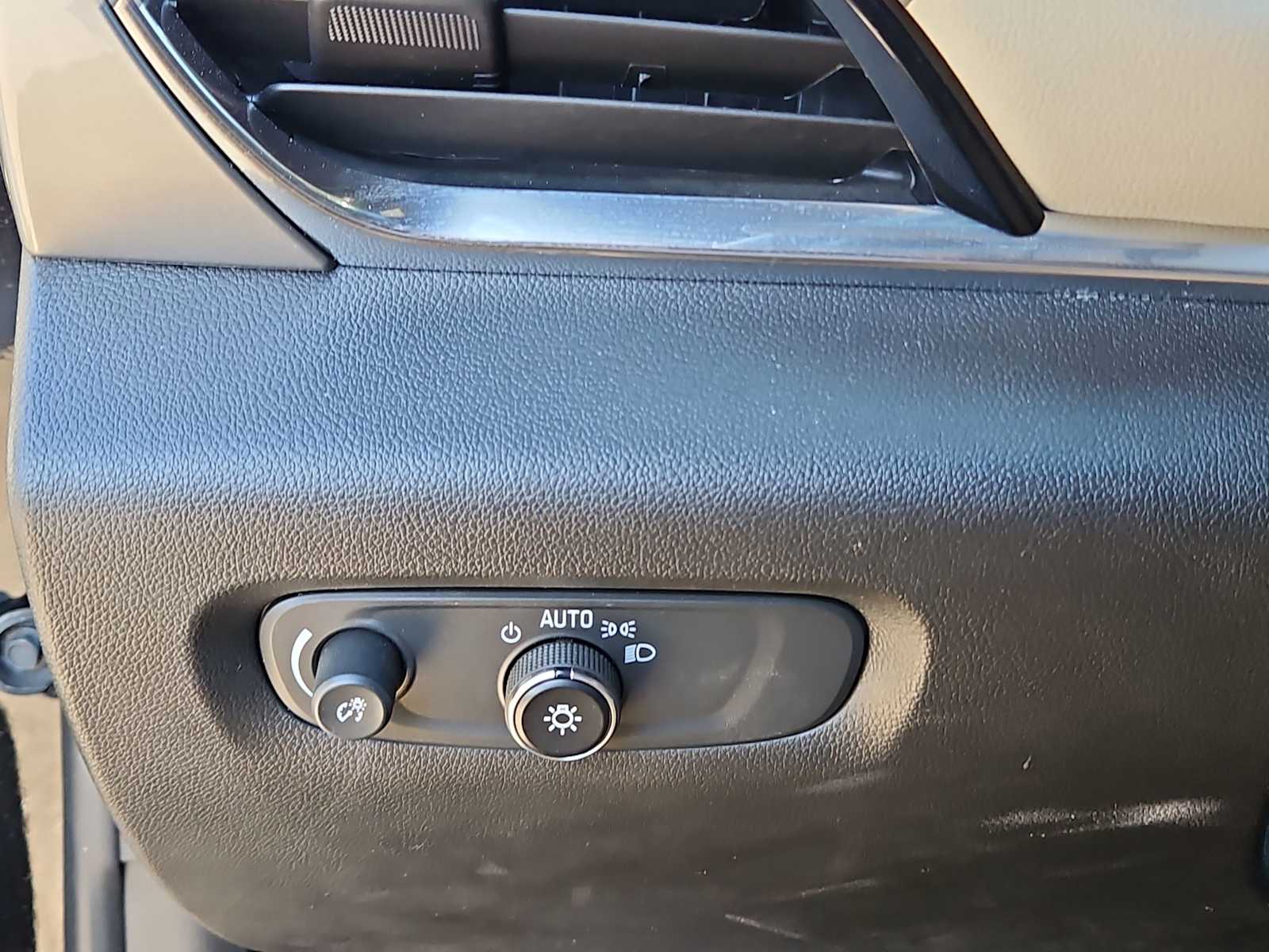 Thumbnail: 2022 Chevrolet Traverse - 15