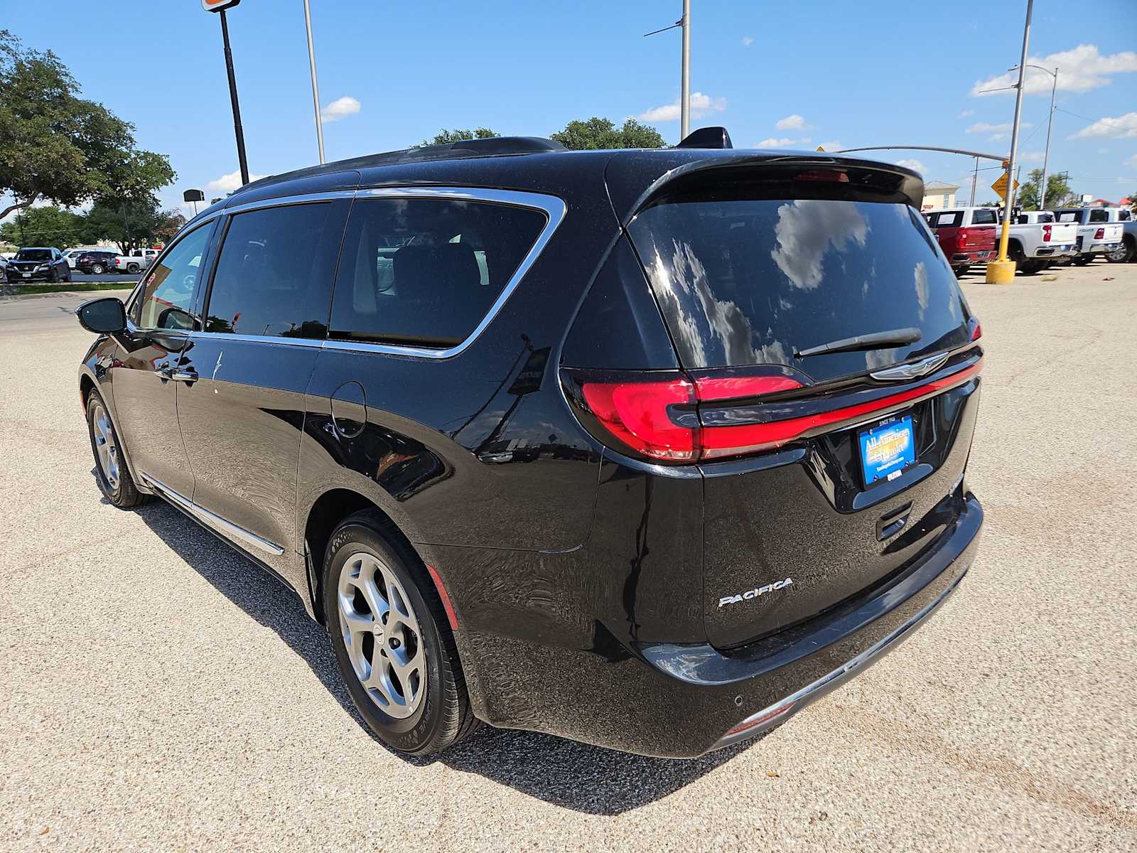 Thumbnail: 2023 Chrysler Pacifica - 4