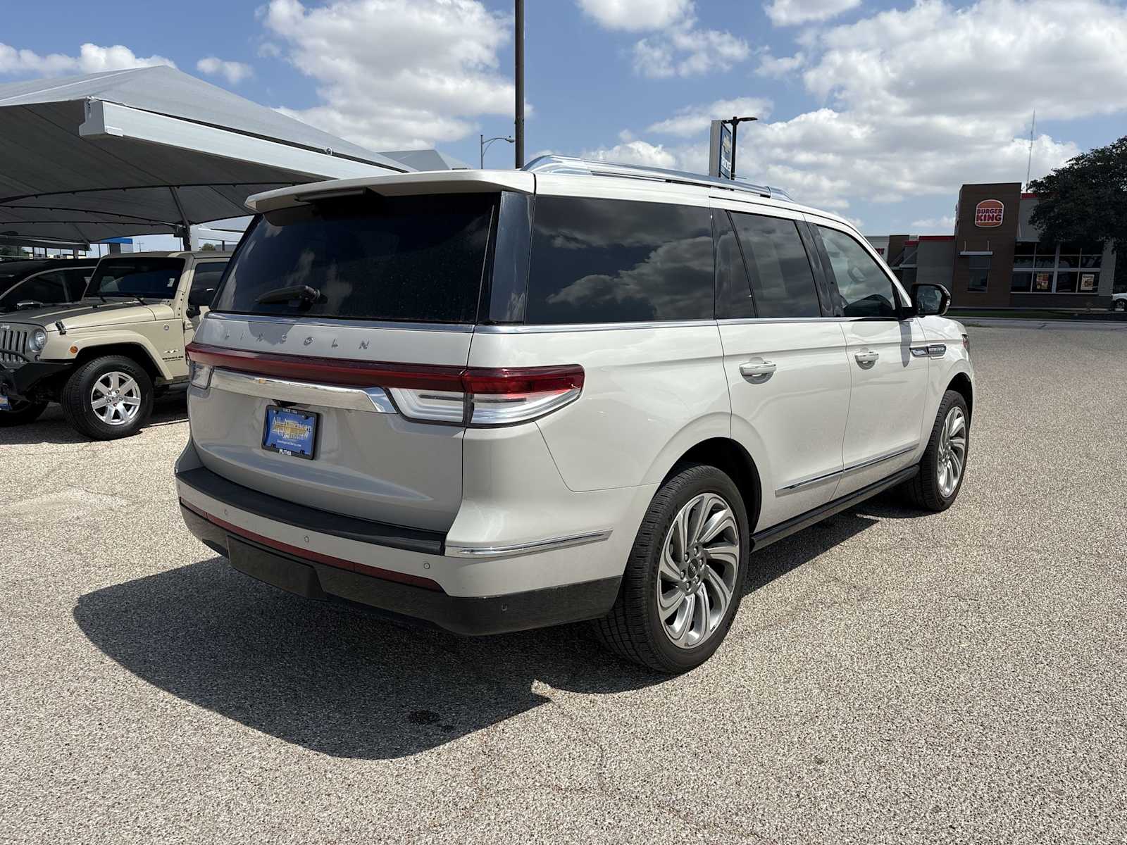 Thumbnail: 2023 Lincoln Navigator - 8