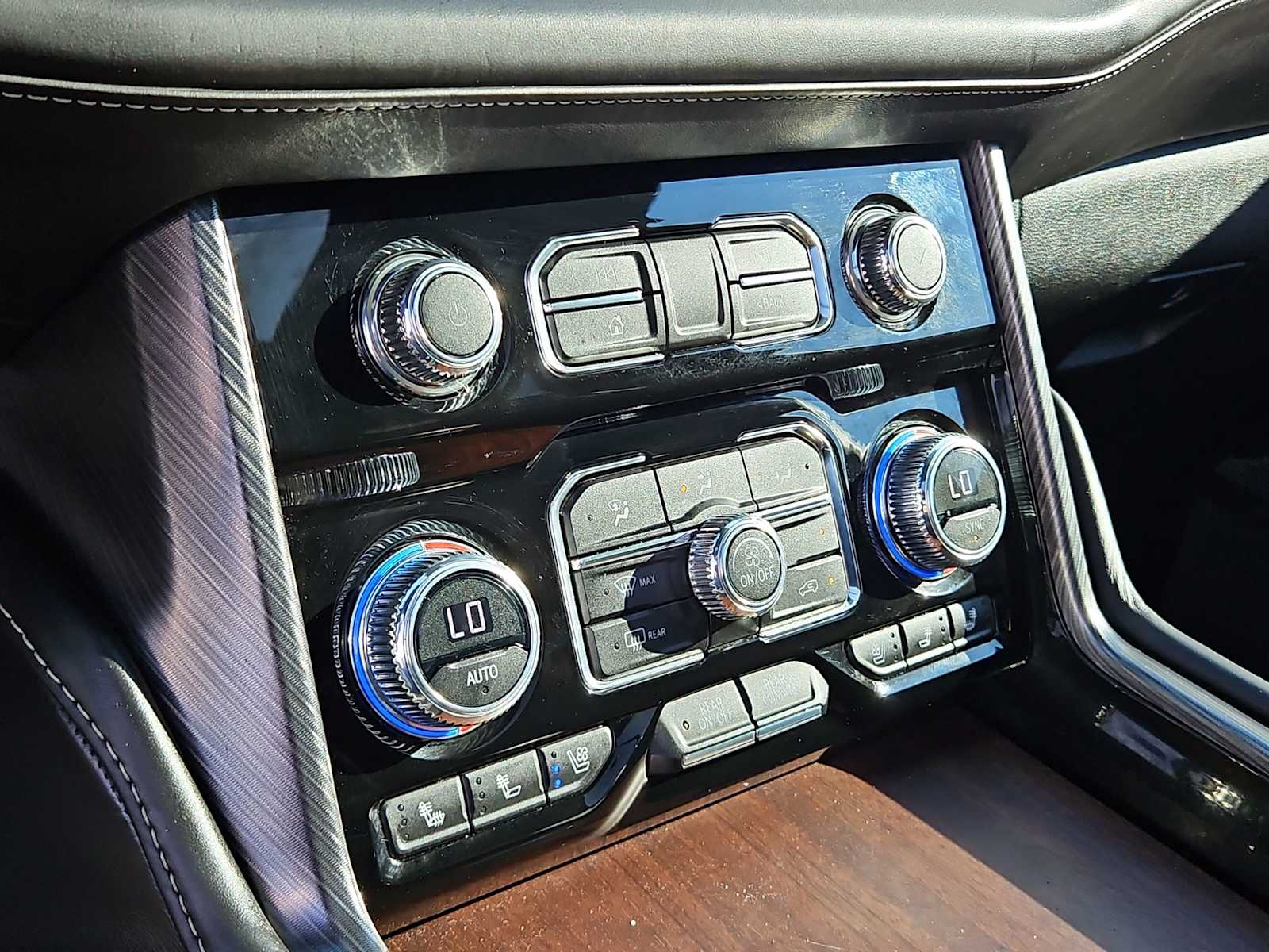 Thumbnail: 2023 GMC Yukon XL - 16