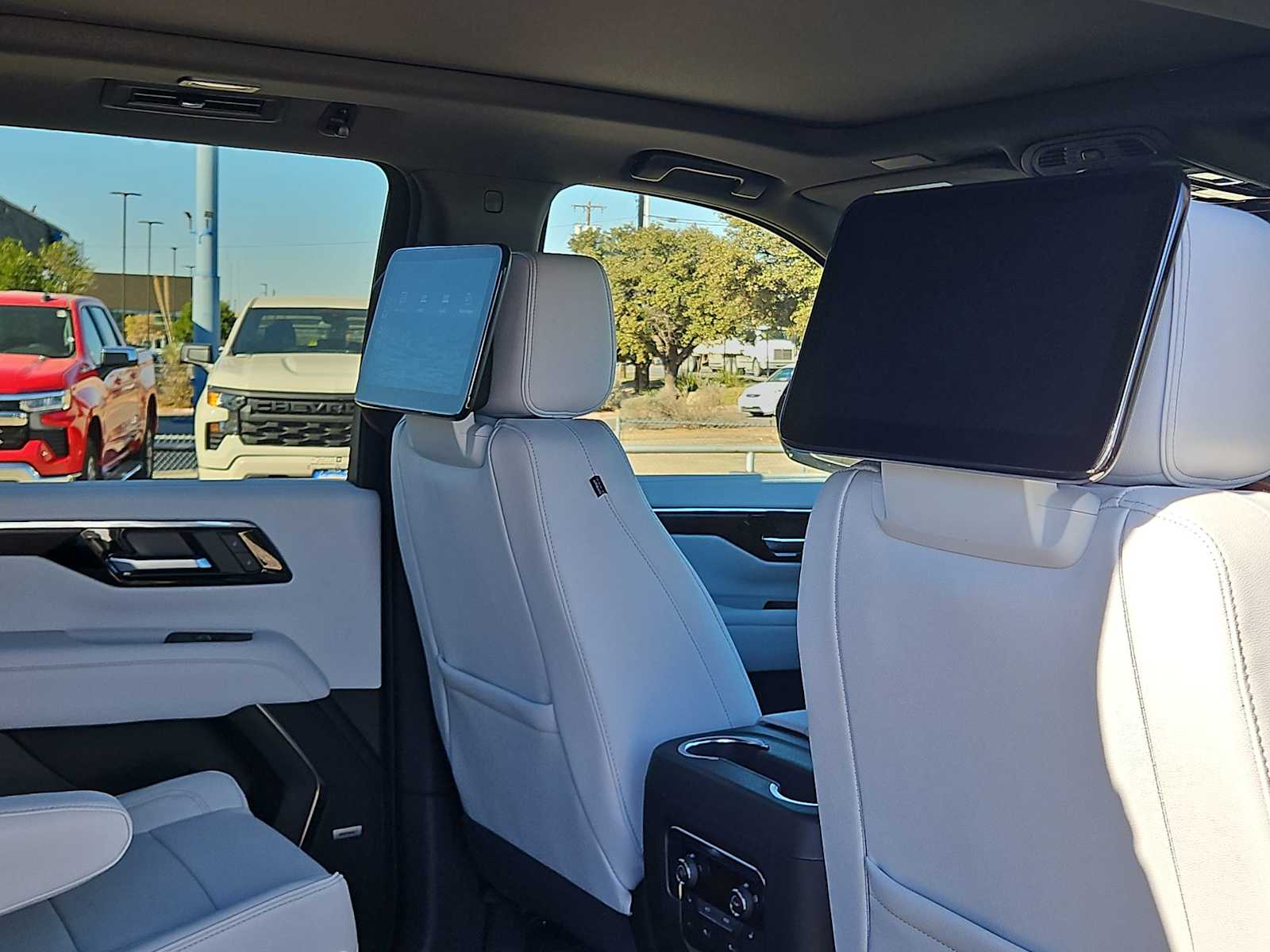Thumbnail: 2026 Chevrolet Suburban - 17