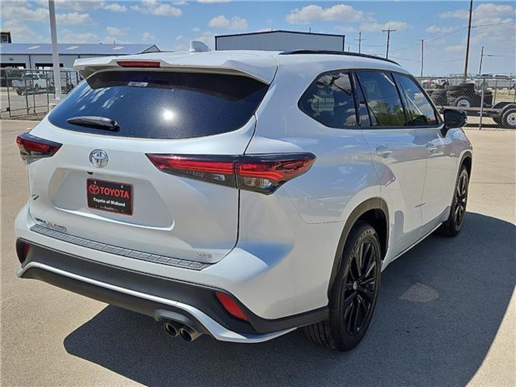 Used 2024 Toyota Highlander LE Front-Wheel Drive