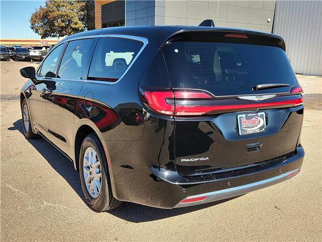 2024 Chrysler Pacifica Touring L photo 3