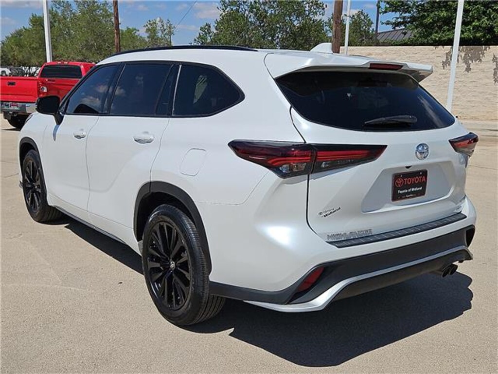 Used 2024 Toyota Highlander LE Front-Wheel Drive