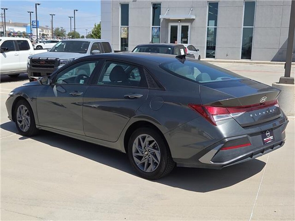 Used 2024 Hyundai Elantra SEL (IVT) Sedan