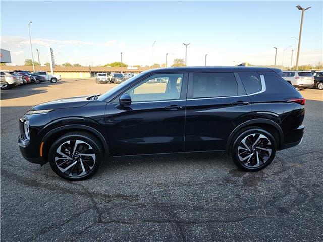 2024 Mitsubishi Outlander SE Black Edition photo 2