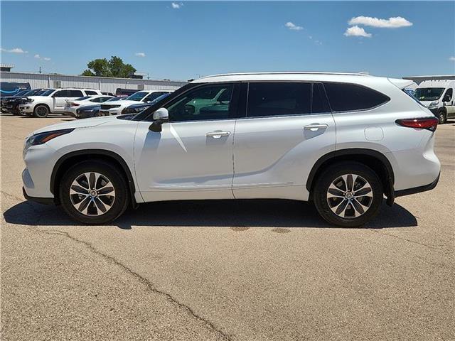 2022 Toyota Highlander XLE photo 2