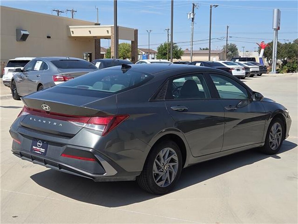 Used 2024 Hyundai Elantra SEL (IVT) Sedan