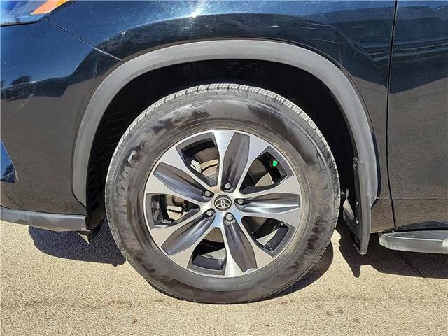 2023 Toyota Highlander XLE photo 2