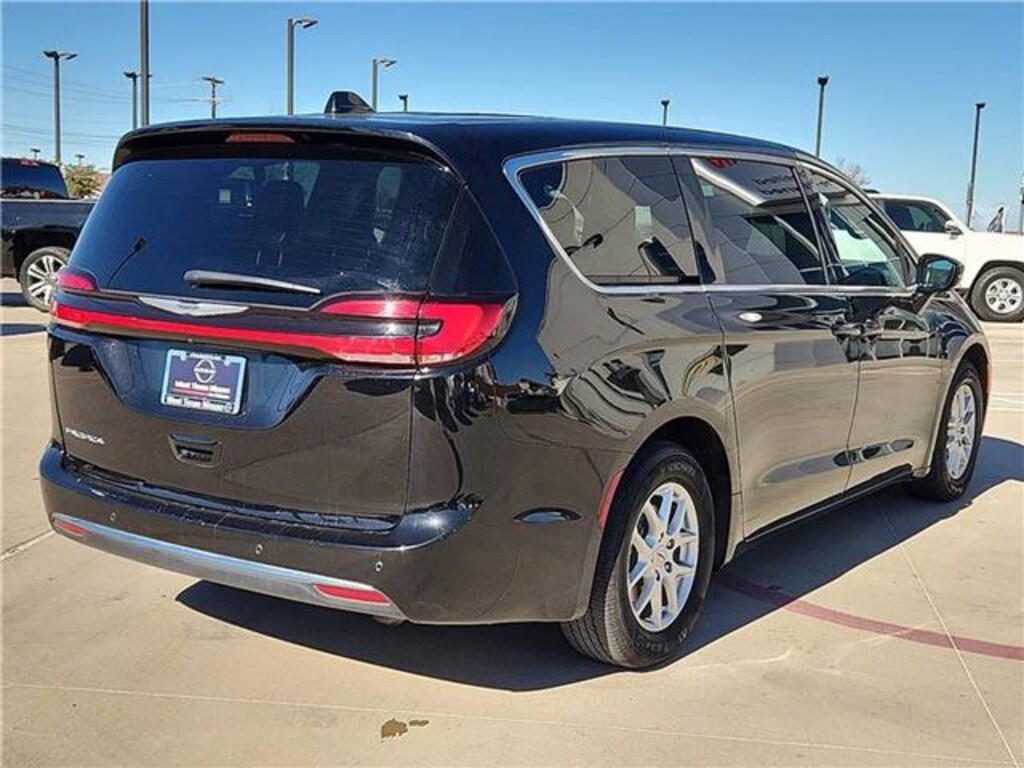 Used 2025 Chrysler Pacifica Select Front-Wheel Drive Passenger Van