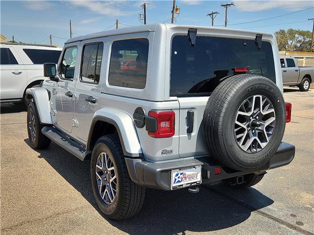 2024 Jeep Wrangler Sahara photo 3