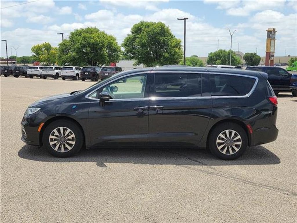 Used 2024 Chrysler Pacifica Hybrid Select Front-Wheel Drive Passenger Van