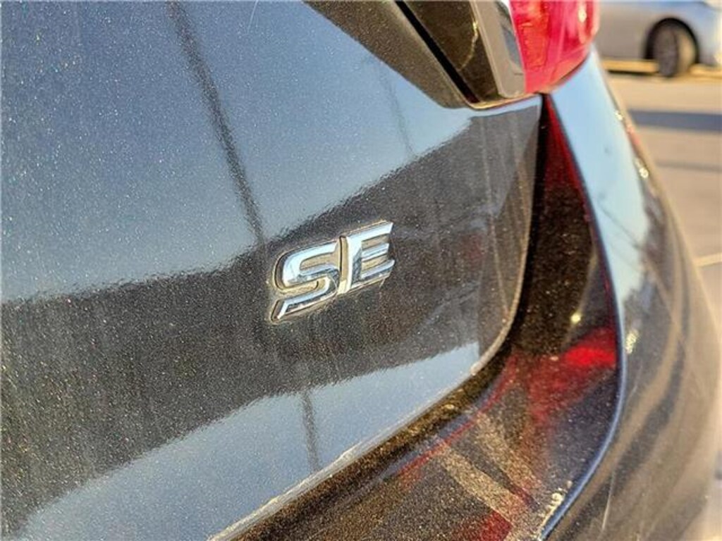 Used 2016 Toyota Camry SE Sedan