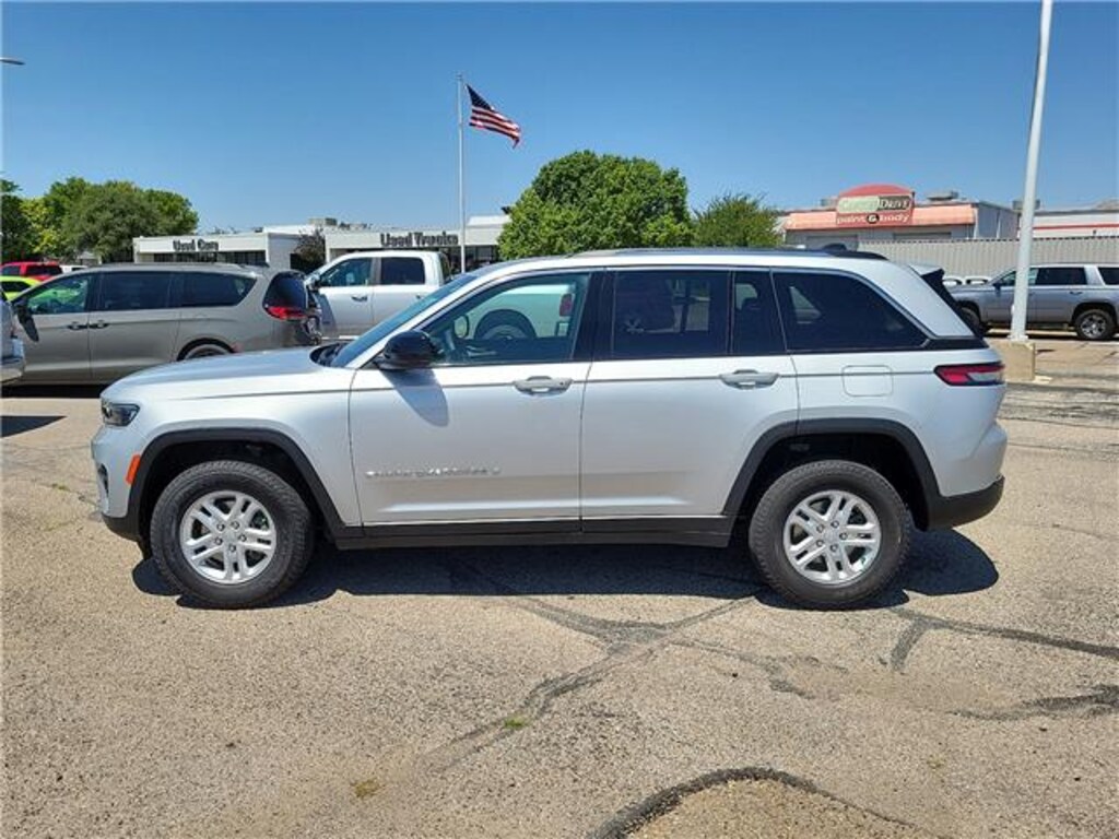 Used 2024 Jeep Grand Cherokee Laredo 4x4