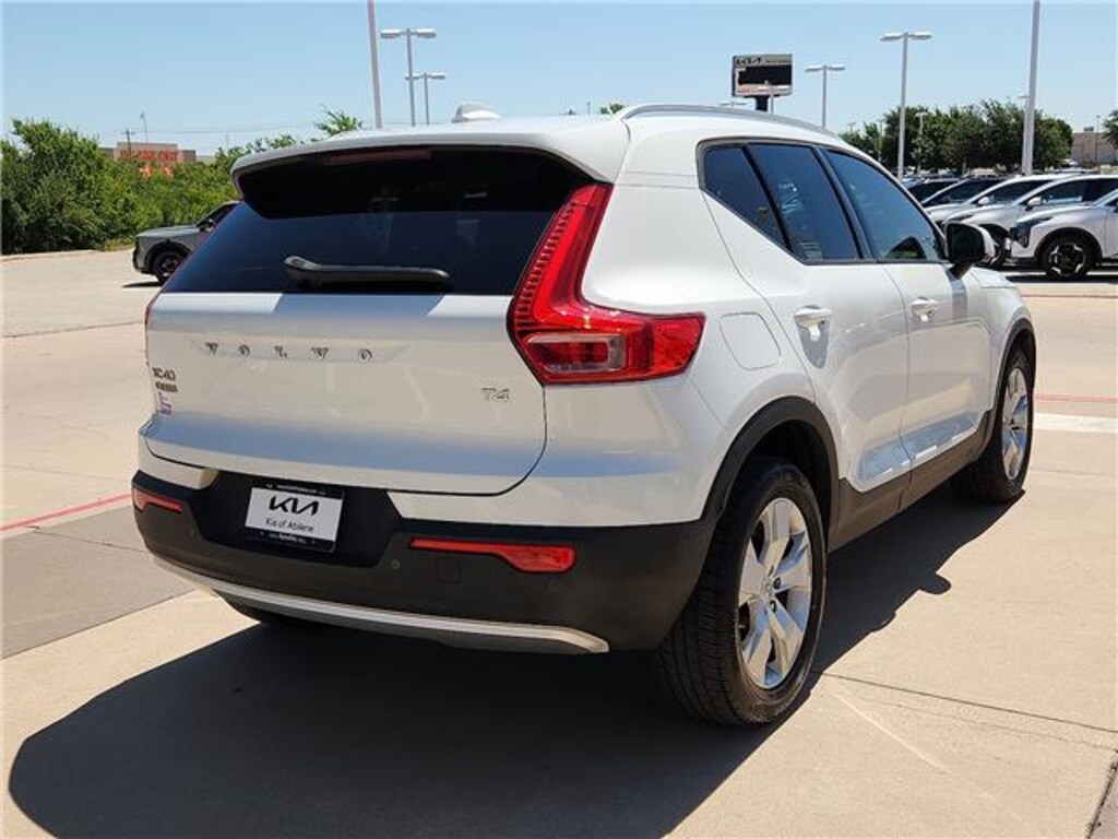 Used 2019 Volvo XC40 T4 Momentum Front-wheel Drive