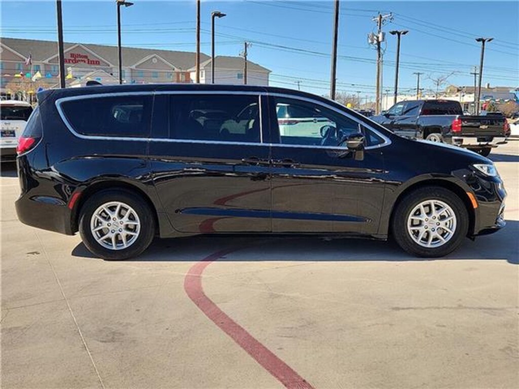 Used 2025 Chrysler Pacifica Select Front-Wheel Drive Passenger Van