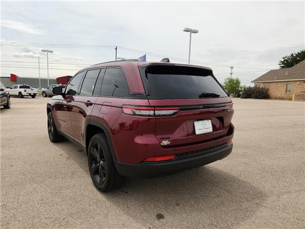 Used 2024 Jeep Grand Cherokee Altitude 4x4