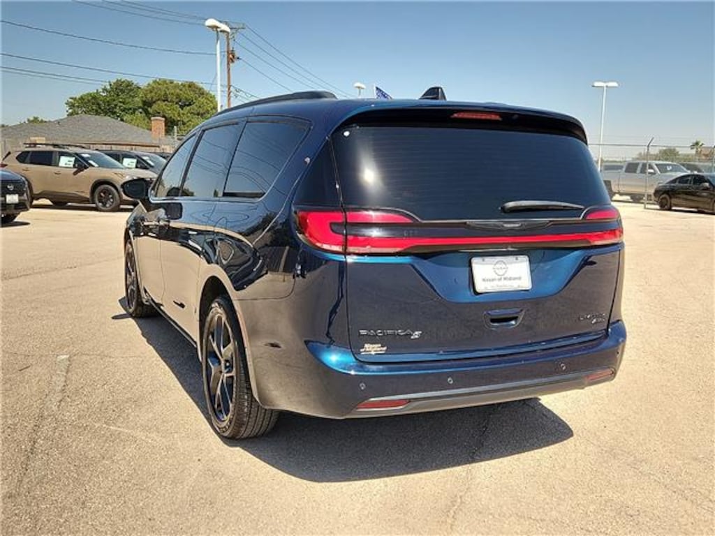 Used 2023 Chrysler Pacifica Limited All-Wheel Drive Passenger Van