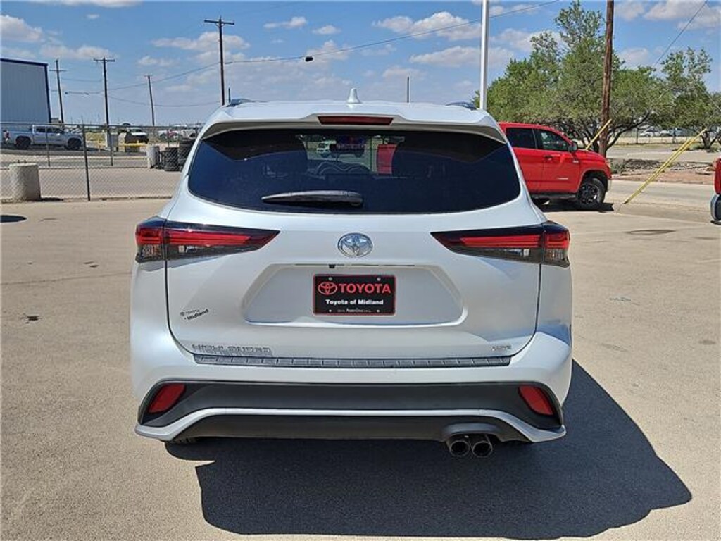 Used 2024 Toyota Highlander LE Front-Wheel Drive