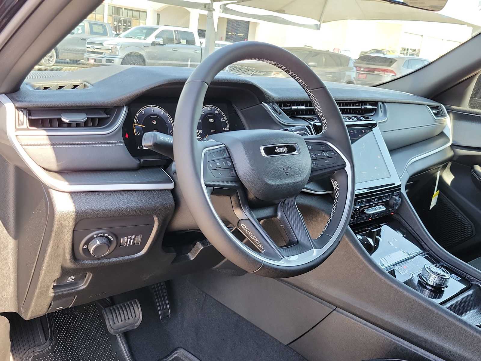 2025 Jeep Grand Cherokee Altitude photo 2