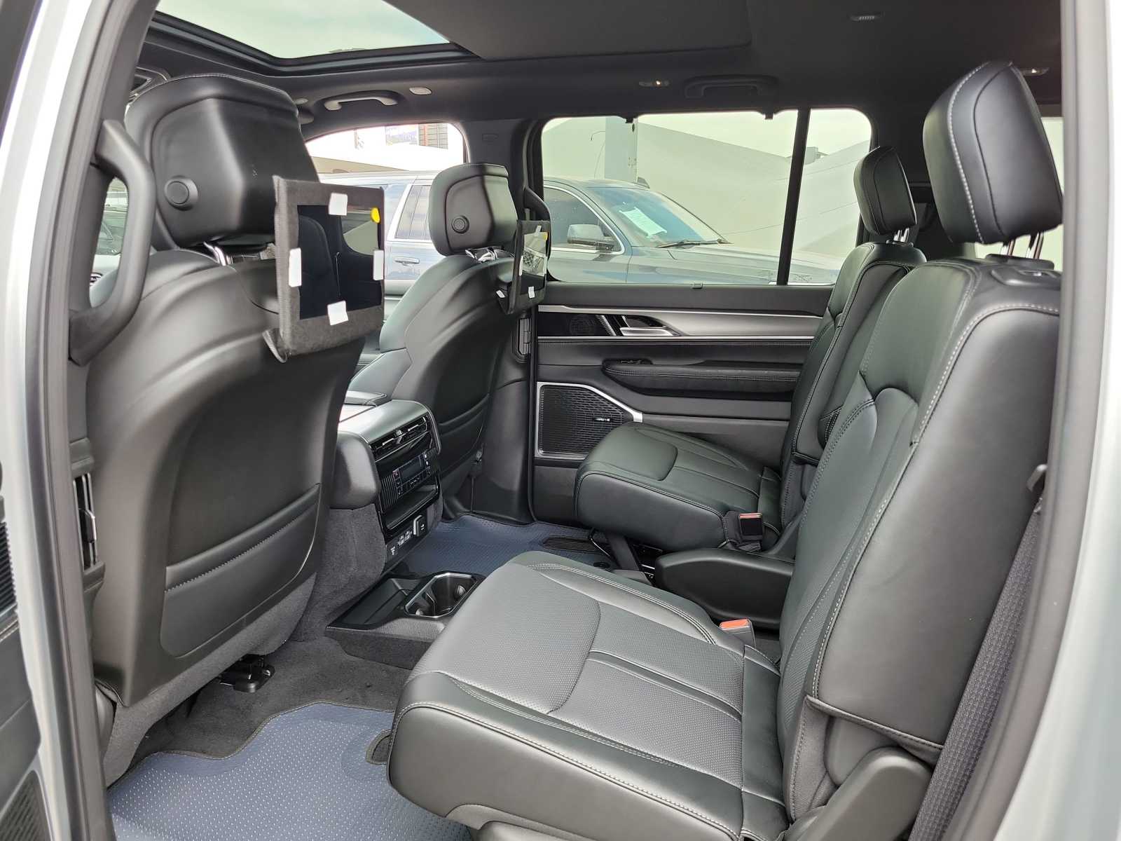 Thumbnail: 2024 Jeep Wagoneer - 12