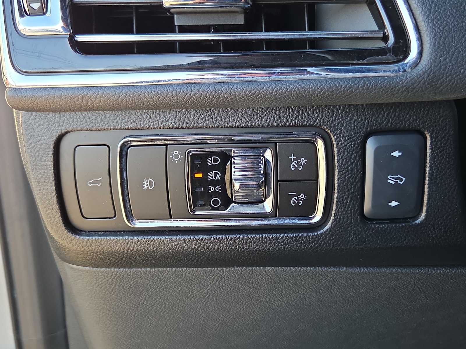 Thumbnail: 2023 Lincoln Navigator - 19