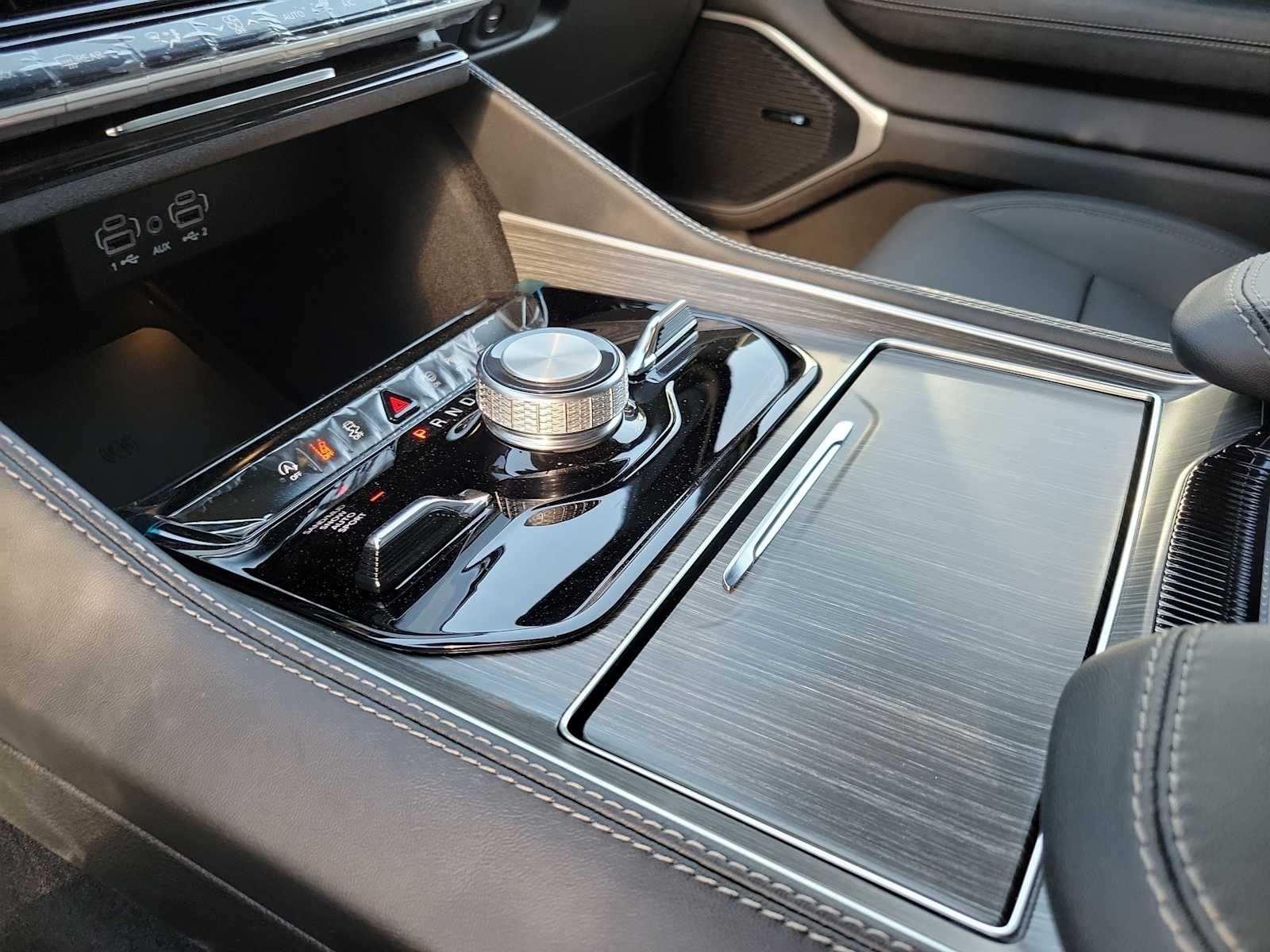 Thumbnail: 2024 Jeep Wagoneer - 17