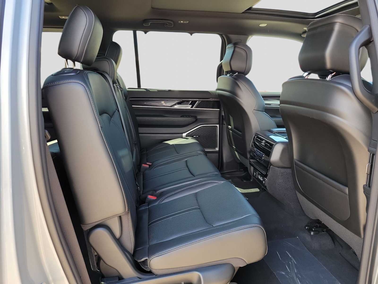 Thumbnail: 2024 Jeep Wagoneer - 13