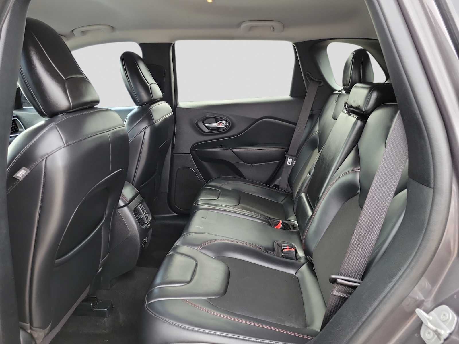 Thumbnail: 2020 Jeep Cherokee - 12