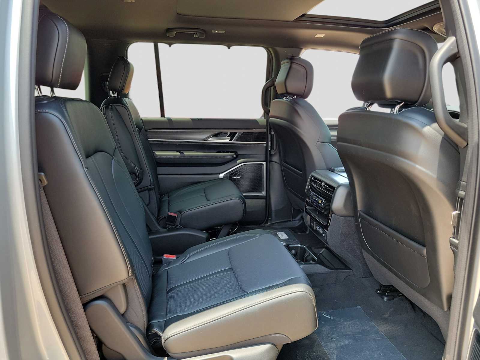 Thumbnail: 2024 Jeep Wagoneer - 13