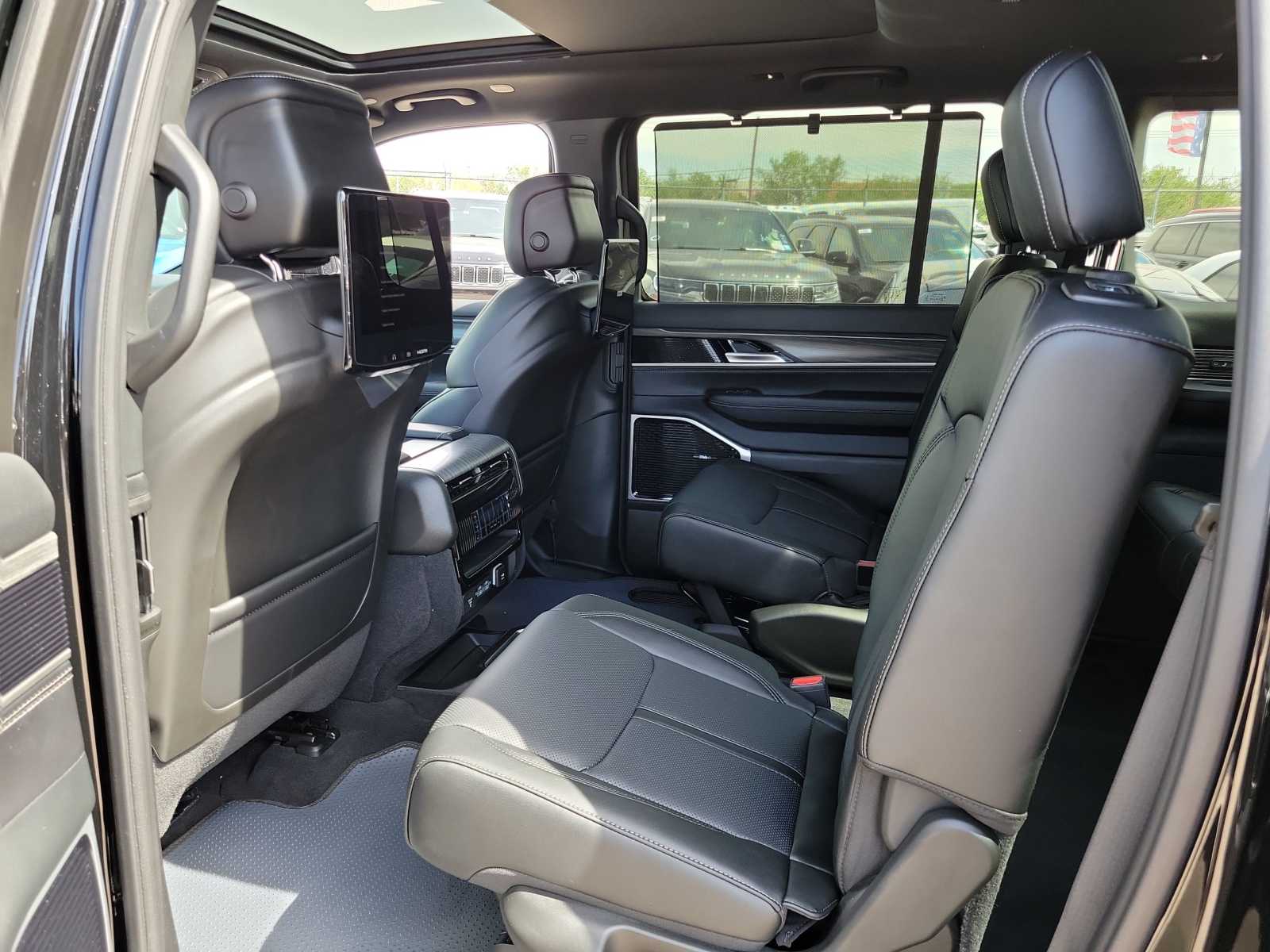 Thumbnail: 2024 Jeep Wagoneer - 12