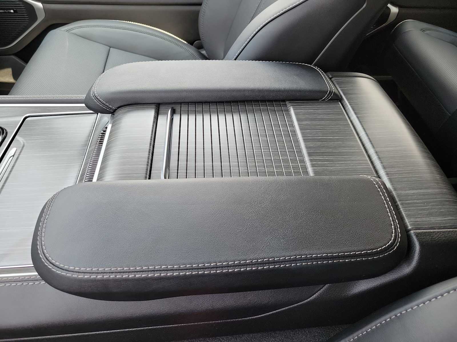 Thumbnail: 2024 Jeep Wagoneer - 16