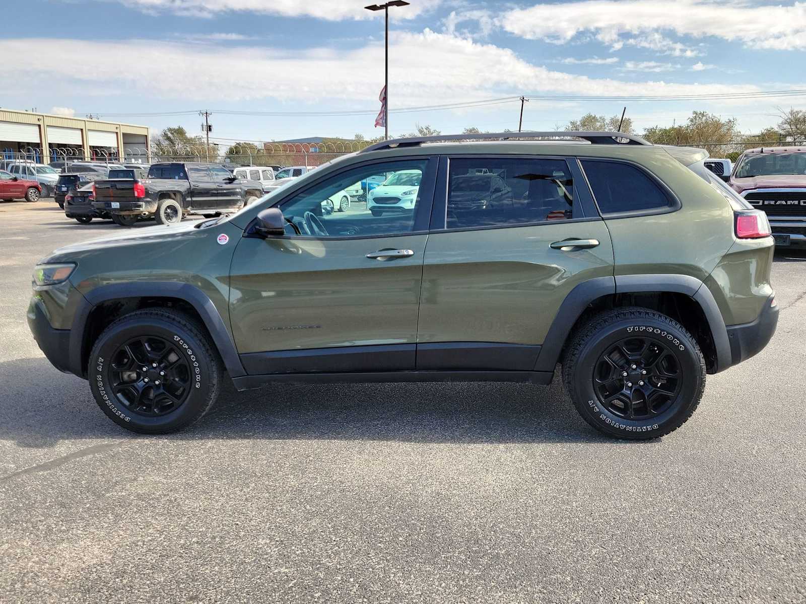 2019 Jeep Cherokee Trailhawk photo 2