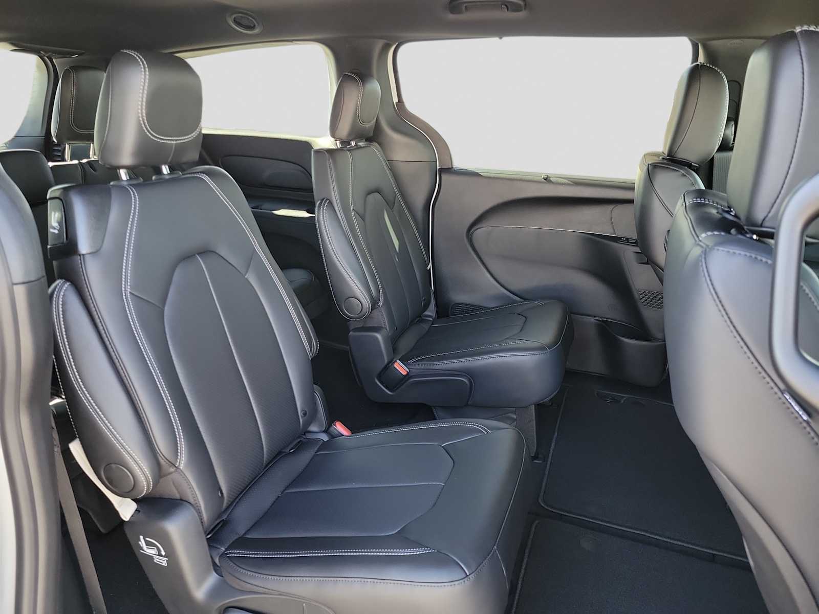 Thumbnail: 2026 Chrysler Voyager - 13