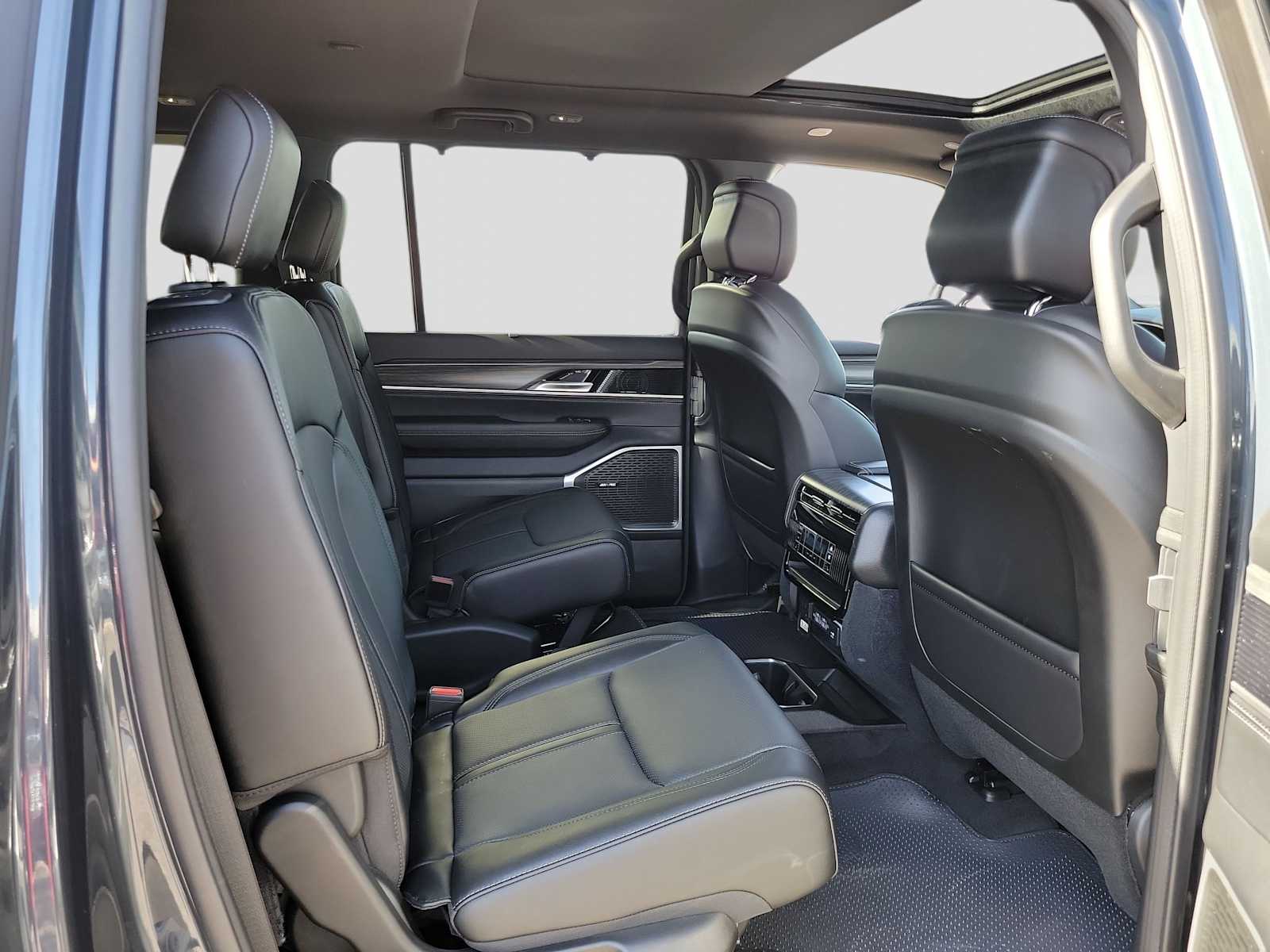 Thumbnail: 2024 Jeep Wagoneer - 13