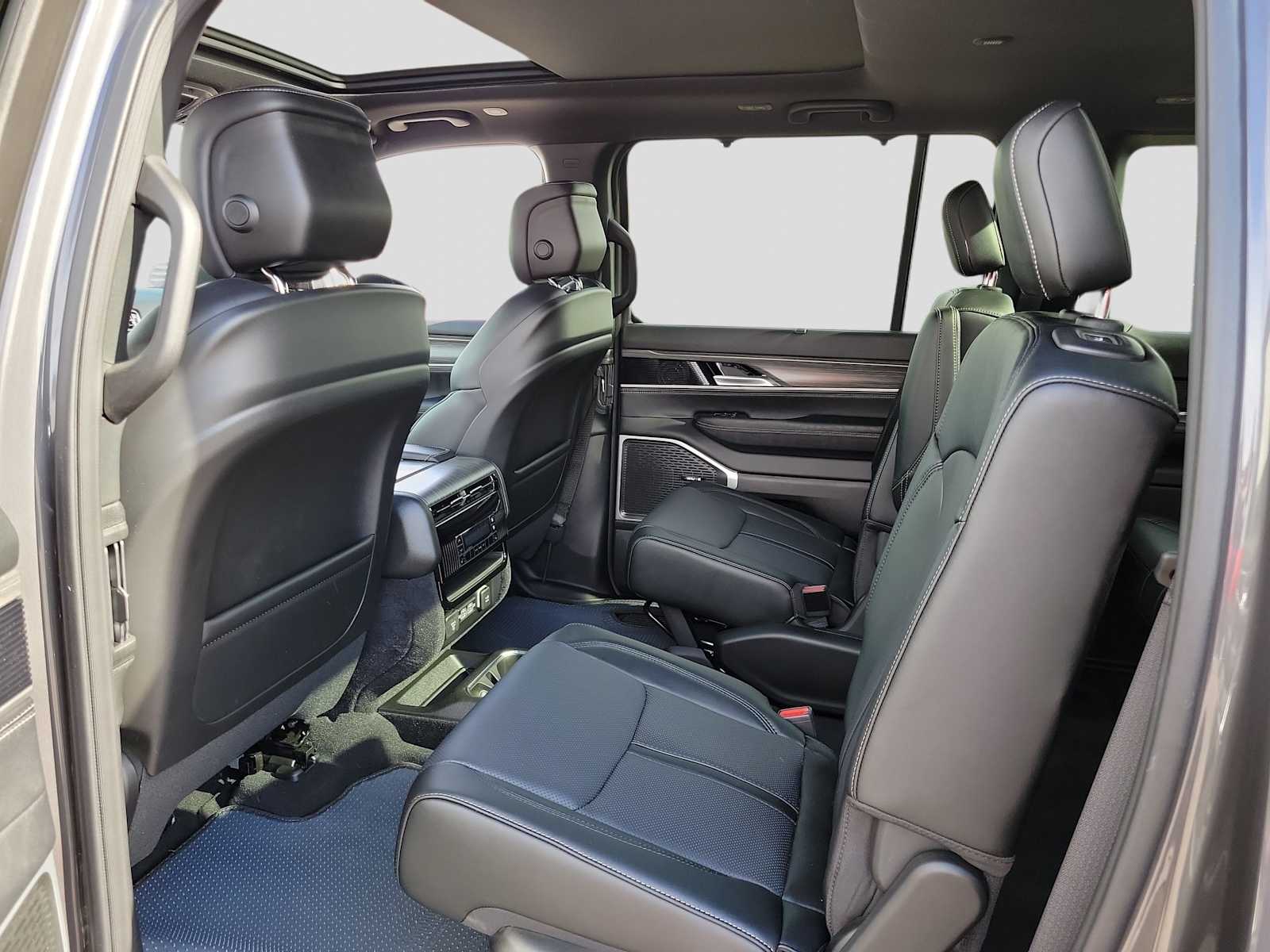 Thumbnail: 2024 Jeep Wagoneer - 12