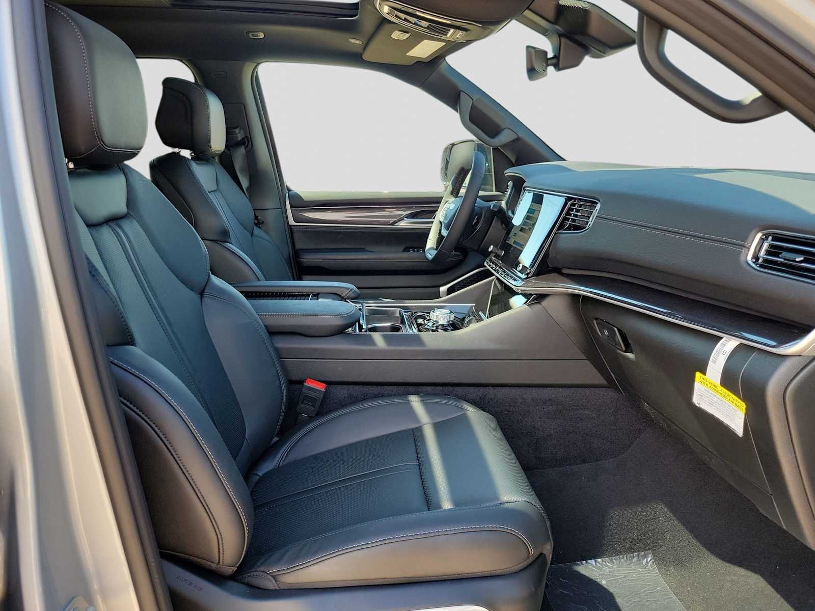 Thumbnail: 2024 Jeep Wagoneer - 14