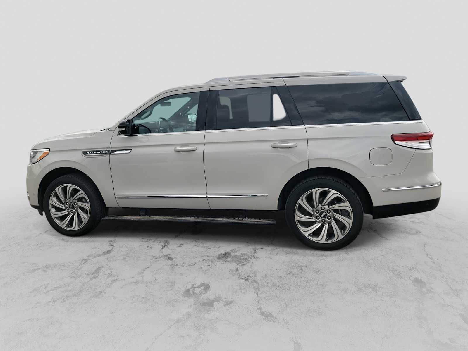 Thumbnail: 2023 Lincoln Navigator - 3