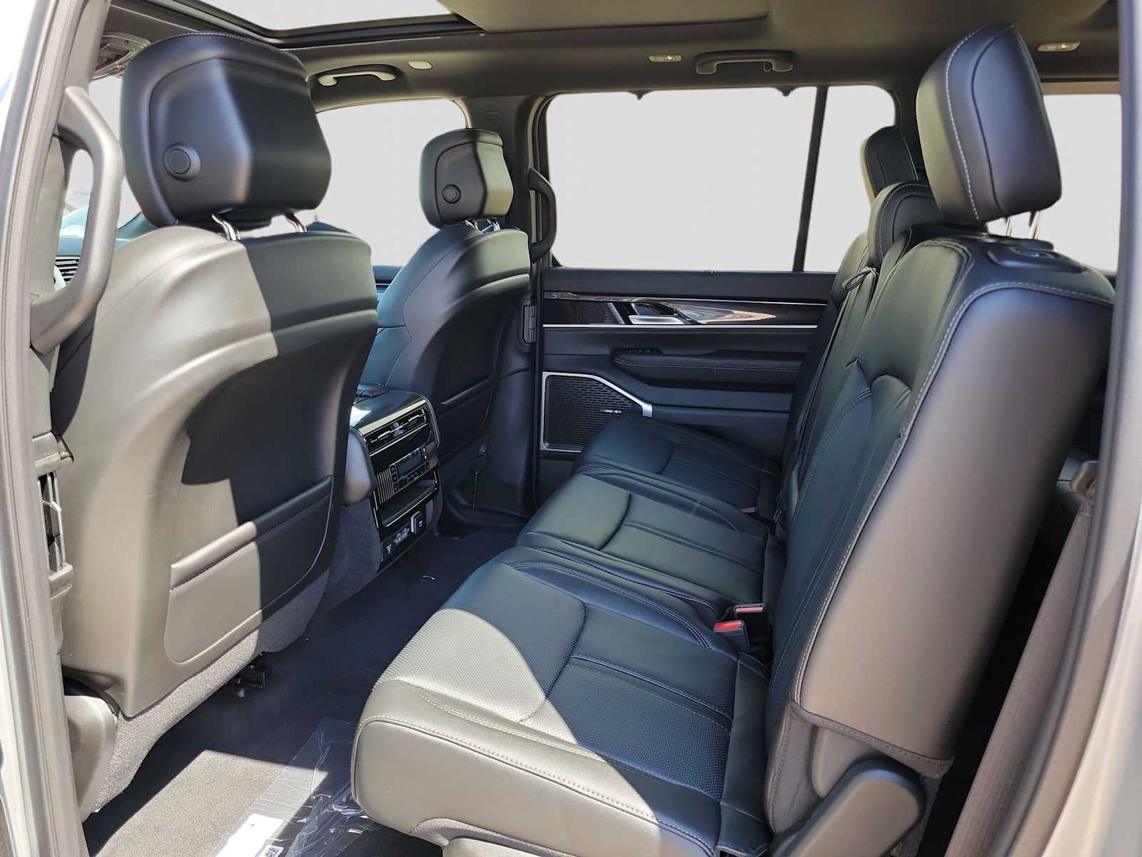 Thumbnail: 2024 Jeep Wagoneer - 12